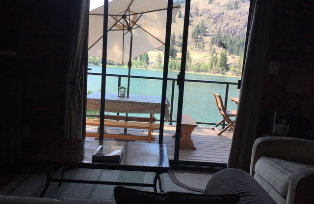 Okanagan Lakefront Cottage at Twin Lakes