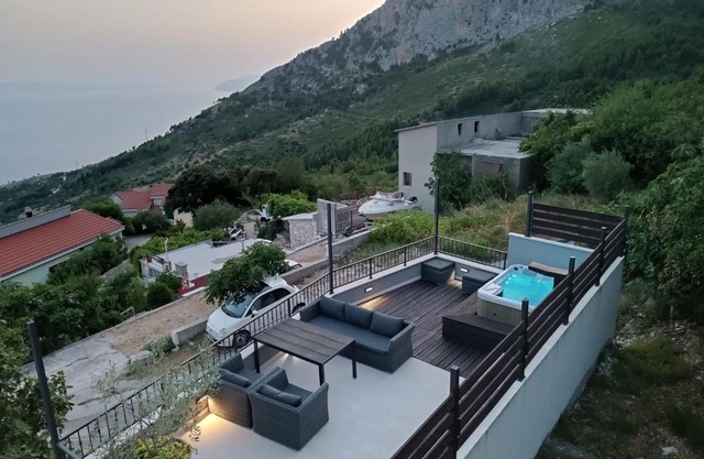 Old Dalmatian House with Jacuzzi Martine