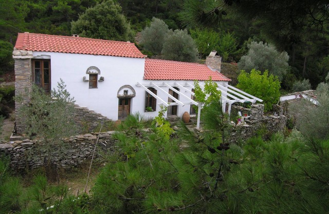 Old farmhouse, spacious open kitchen, a room with two single beds and a bedroom with a double bed in the shed next to the house; bathroom with toilet and shower