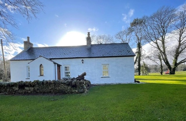 Old Stone Cottage - historical cottage with woodburner, great trails