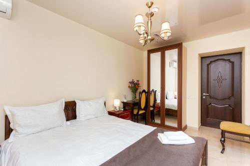 Old Tbilisi Apartment with Three Bedroom