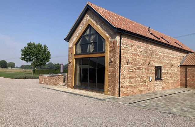 OLD WILLOW BARN, family friendly, luxury holiday cottage in Kirton