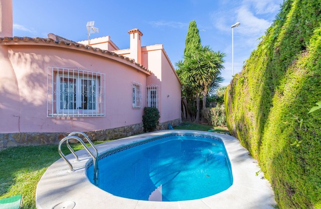 Oliva Nova Golf with pool, Wifi, TV SAT, garden, parking and offerts