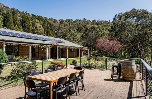 'Omaroo' Homestead Escape amongst Rolling Hills