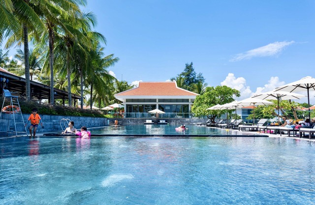On sale! Serene retreat beachside 3 BR villa w/workspace and bathtubs
