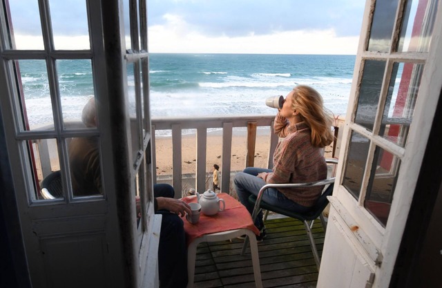 On the beach, 55 m2 apartment in Anglo-Norman villa