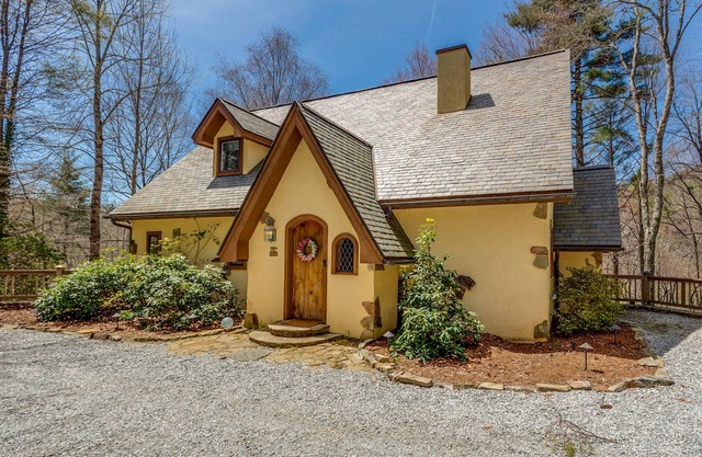 ONCE UPON A STREAM- Storybook cottage on stream, perfect for family gatherings.