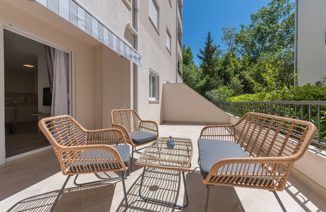 One bedroom apartment with terrace Makarska (A-19134-d)