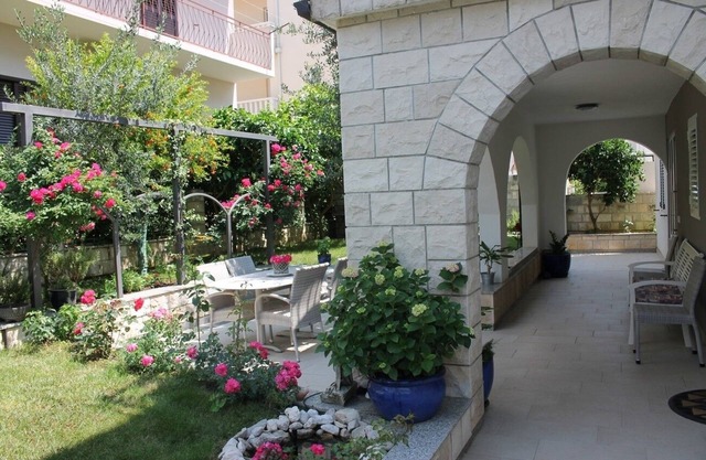One bedroom apartment with balcony and sea view Makarska (A-21911-d)