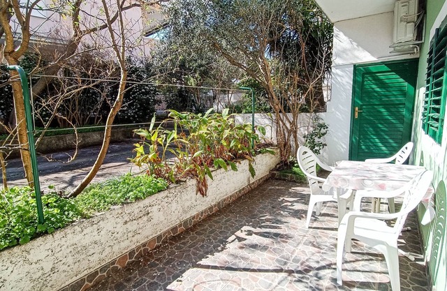 One bedroom apartment near beach Promajna, Makarska (A-23184-d)