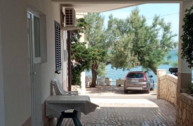 One bedroom apartment near beach Zubovići, Pag (A-23921-b)