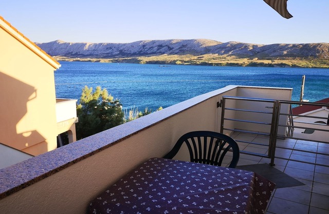 One bedroom apartment near beach Zubovići, Pag (A-23921-e)