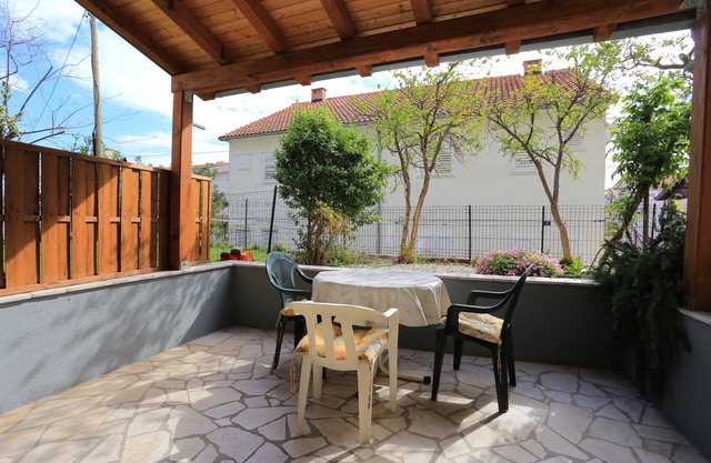 One bedroom apartment with terrace Nemira, Omiš (A-17039-d)