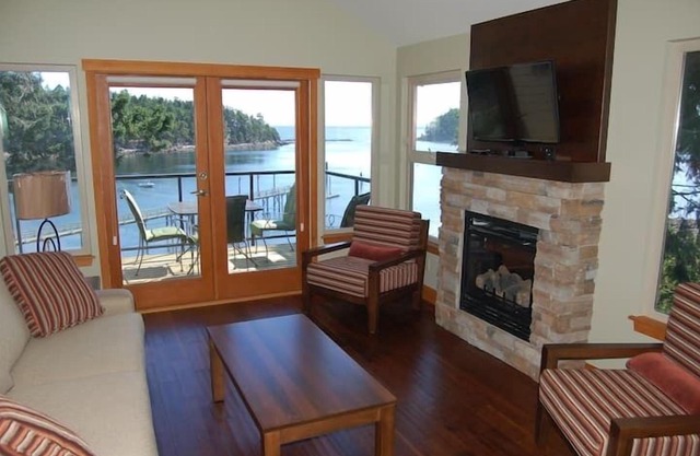 One Bedroom Oceanfront Villa - Mayne Island Resort