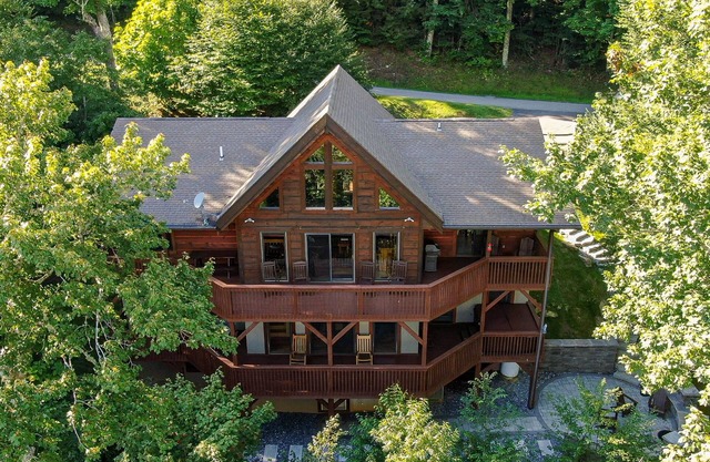 One Day More - Stunning Sugar Mountain Cabin with VIEWS, hot tub, and Ping Pong!