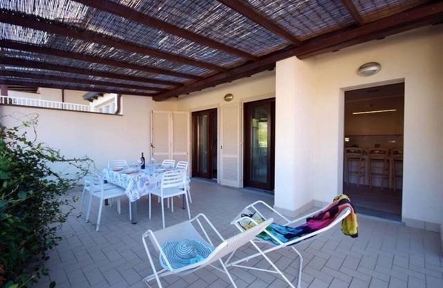 Only 200 m from the main street of Procchio and 600 m from the fine sandy beach. It is located on the mezzanine floor with a separate entrance and a large covered terrace equipped with table and chairs for outdoor dining.