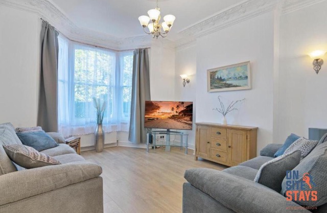 OnSiteStays - Tranquil 2 Bedroom Apartment with Large Kitchen, Private Garden near Wimbledon Station
