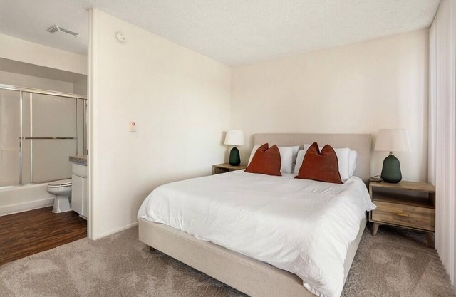 Onyx Oasis - Bold Marina 2BR Gem Indoor fireplace Water view