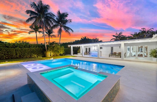 Opal Oasis - Pool, Spa, Luxury in Great Location!
