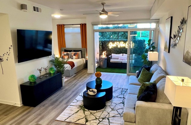 Open BR by Beverly Hills & WeHo w/Pool & Parking