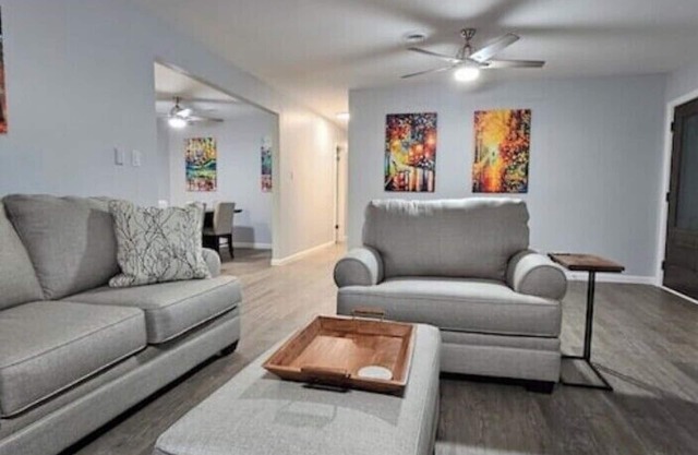 Open Floor Plan -Colorful Bright - Great for Extended Stays - 4 BR/2BA