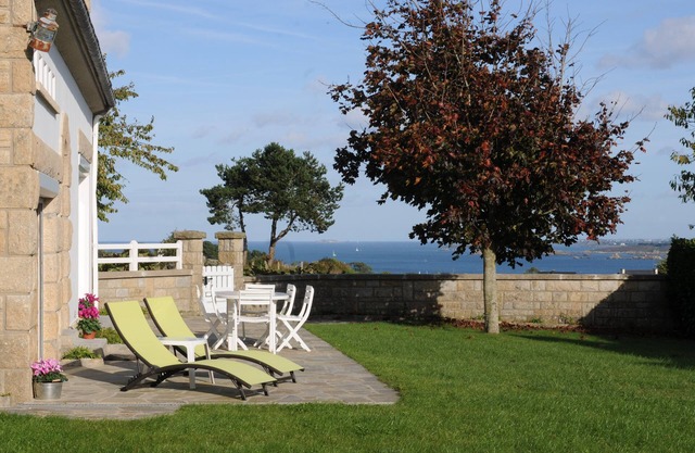 Opened SEA VIEW, BEACH 10 min. by foot, large GARDEN, TV ENGLISH channels