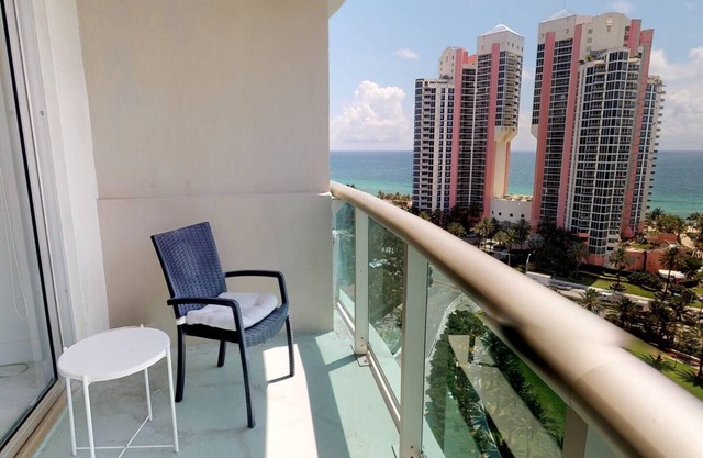 OR1019 - Modern Ocean View Apt Steps to the Beach