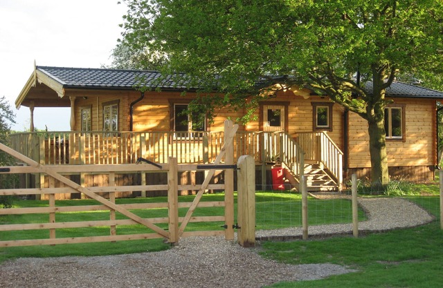Orchard Lodge, Exclusive Log Cabin, York riverside village 2m P+R, 4m city walls