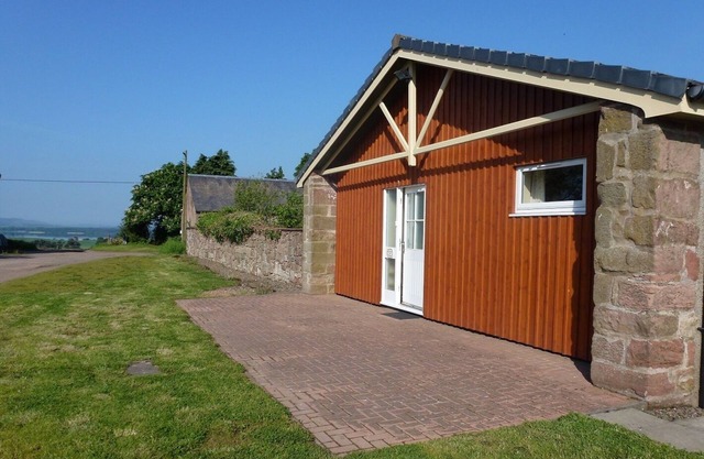 Orchard View; Spacious 4 bed cottage in rural country location. Single storey