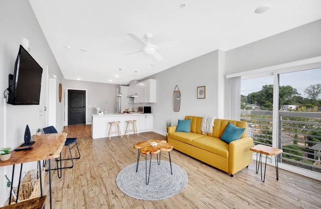 Organic Modern ♥ King Bed ♥ In Plaza Midwood