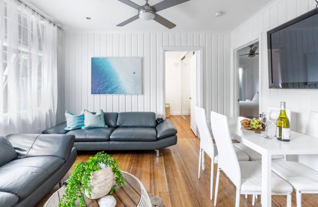 Orton Blue- Beachside getaway for 4, Pets welcome, Walk to the Beach + Shops