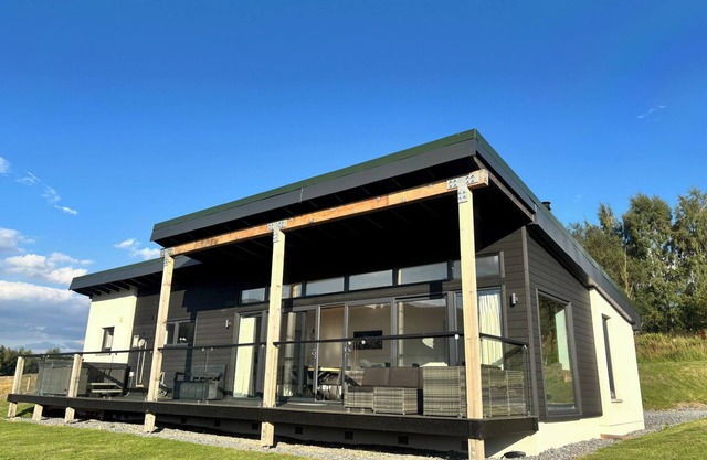 OSPREY VIEW LODGE & HOT TUB, family friendly in Aberfeldy
