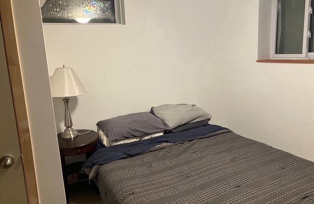 Ottawa apt beside park & close to Bank St. Great for couples with kids/pets