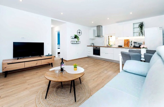 OTTO - Sea view Apartment with Parking