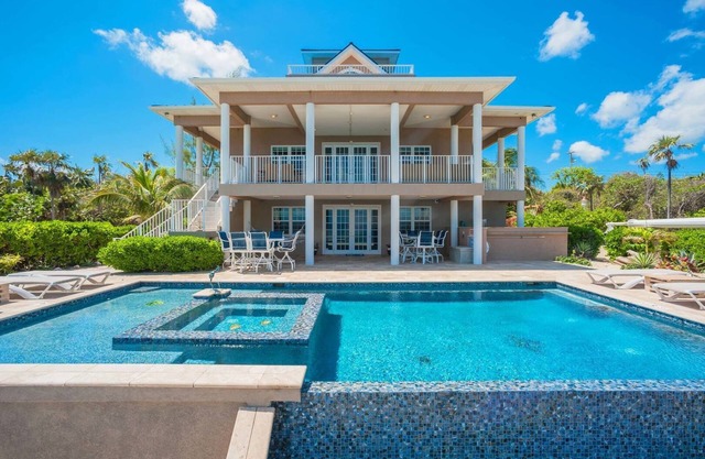 Our Cayman Cottage: Spacious Family Beach House w/Pool, Spa, Kayaks, + Arcade R