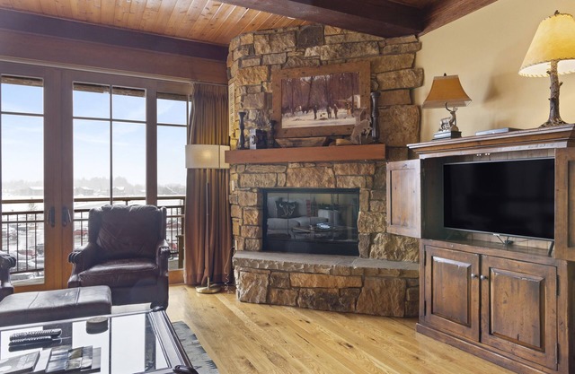Outpost: Crystal Springs 301 - AC & Next To Tram!
