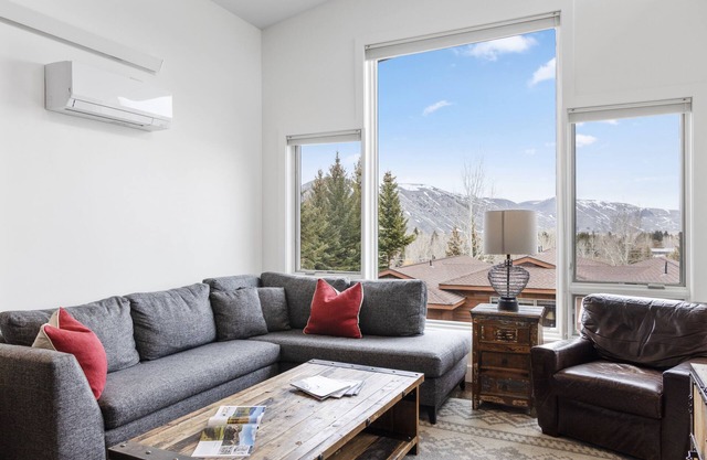 Outpost: King Ridge 6 Penthouse - AC & Hot Tub!