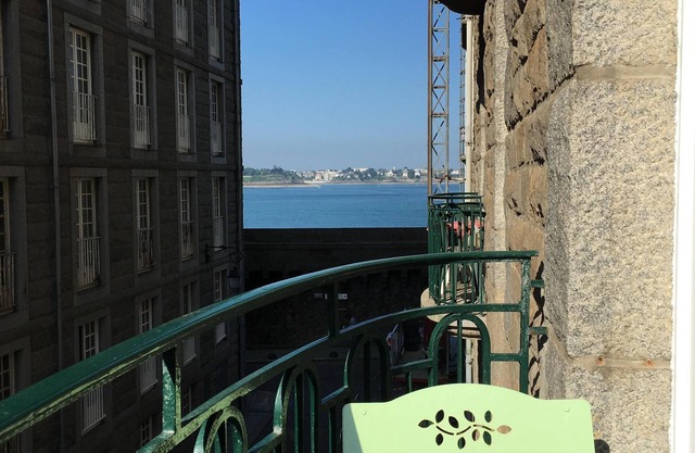 Outstanding! Apartment with garage 20 m from the beach