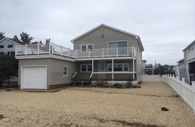 Outstanding Bayviews from this 1st floor duplex