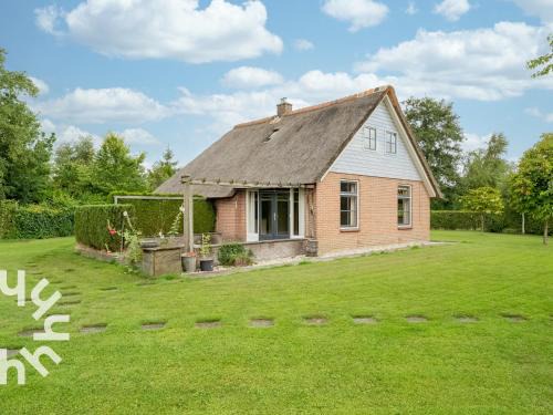OV606 - Beautifully located 6-person holiday home by the water with a large garden in Ossenzijl