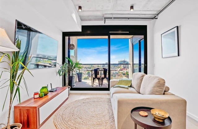Ovation - New Footscray Apt. w/parking & pool
