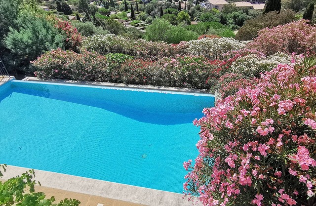 Overflowing pool and sea view for this old house in the village of Bormes