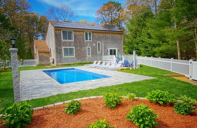 Overlook Poolside Getaway Heated Pool (May - Oct)