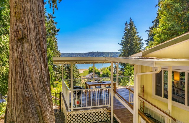 Overlooking Hood Canal Vistas & Private Garden