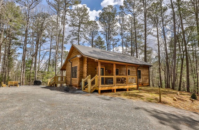 Owl's Roost - 2BR, Hot Tub, Firepit, Dog Friendly/Minimum Age Requirement of 2