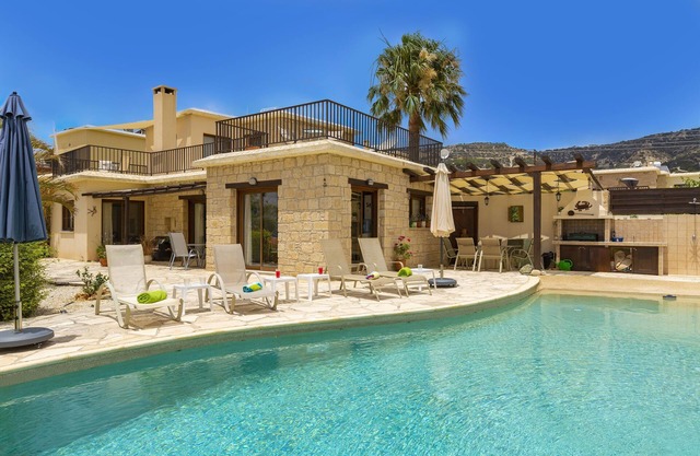 'Owls Watch Villa' - A Stone Built Villa that sleeps 6 guests in 3 bedrooms