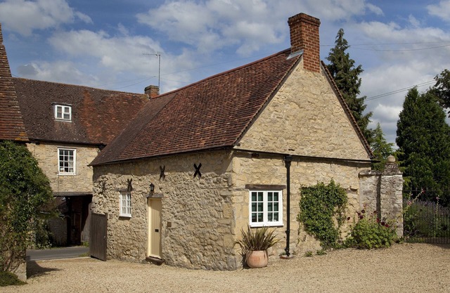 Oxford. C16th Cottage In Courtyard Setting. Garden. Parking. Free Wifi.