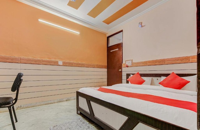 OYO Park View Guest House Near EDM Mall
