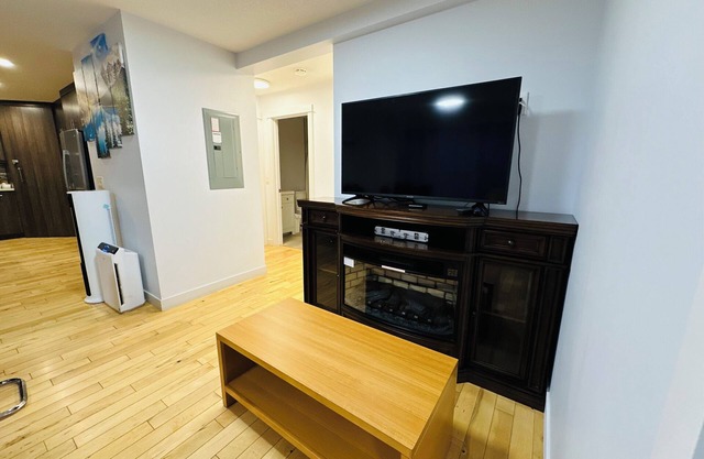 P1 - Private Hot Tub - 3 Bedroom Home - Mountain View