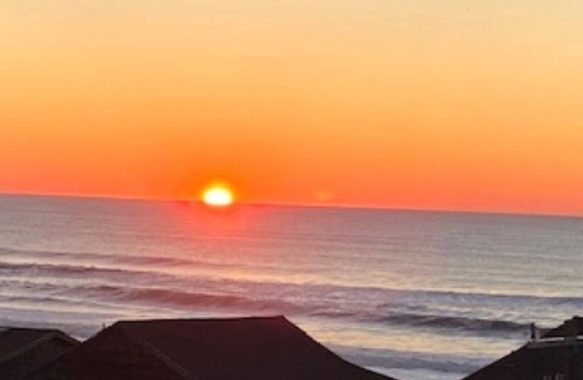 Pacific Ocean Dream Home Family and dog friendly walk to beach, food, & shopping